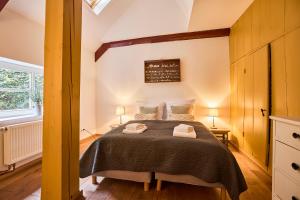 ein Schlafzimmer mit einem großen Bett mit zwei Handtüchern darauf in der Unterkunft Altes Fährhaus - Ferienwohnung Unnern, 170 qm in Wewelsfleth