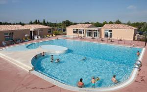 a group of people in a large swimming pool at Maison Les Demeures du Ventoux in Aubignan +10 photos