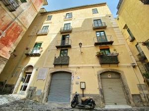 萨莱诺Il Duomo - Relais di Charme的停在大楼前的摩托车