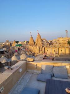vistas a un gran edificio de una ciudad en Jimmy's Guest House &cafe, en Jaisalmer