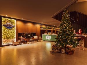 un albero di Natale nella hall di un hotel di Gasthaus Badhof - Golfhotel a Lucerna