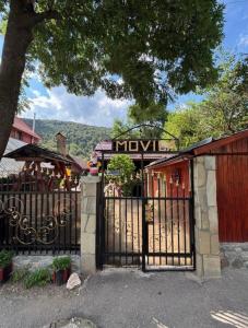 una puerta frente a un restaurante con una posada nueva en Vila Movila Revelion 2026, en Azuga 13 fotos más