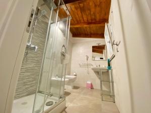 萨莱诺Il Duomo - Relais di Charme的带淋浴、水槽和马桶的浴室 更多37张照片