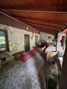 una gran sala de estar con una pared de piedra. en Vila Movila Revelion 2026, en Azuga