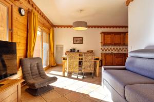 尚帕尼恩瓦努瓦茲Pralioud – Confort moderne, spa & piscine的客厅里有一张沙发和一张桌子。