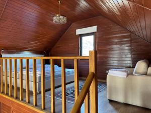 ein Schlafzimmer mit einem Bett in einer Holzdecke in der Unterkunft Mountain View - Kolsay in Kurmenty