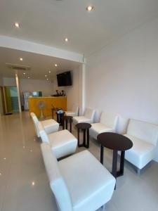 TV a/nebo společenská místnost v ubytování ราไวย์โฮสเทล Rawai Hostel