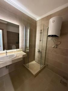 Un baño de Luxurious 1 Bedroom Apartment