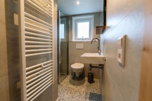 Ένα μπάνιο στο Campingpark de Linie +88 φωτογραφίες