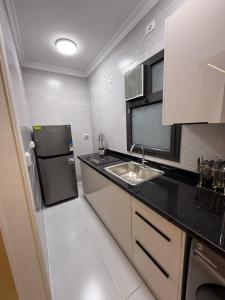 Una cocina o cocineta en Luxurious 1 Bedroom Apartment 6 fotos más