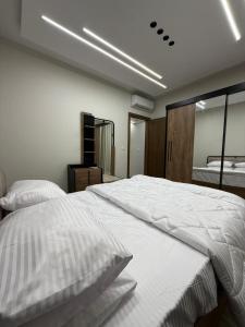 Una cama o camas en una habitación de Luxurious 1 Bedroom Apartment