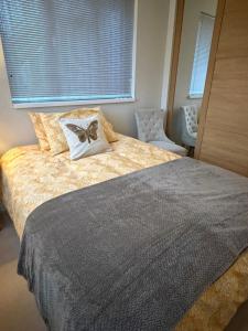 Ένα ή περισσότερα κρεβάτια σε δωμάτιο στο A beautiful stylish home in city centre