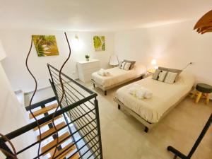 萨莱诺Il Duomo - Relais di Charme的带两张床和楼梯的房间