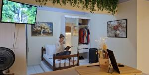a woman in a room with a mirror at Vilars154 - Cavaleiros e Lagoa in Macaé
