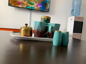 Příslušenství pro přípravu čaje a kávy v ubytování Inka Residency Kisumu