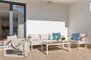 卡拉德米哈斯Casa Linda - Luxury home in La Cala de Mijas的客厅里有一张沙发、两把椅子和一张桌子