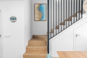 卡拉德米哈斯Casa Linda - Luxury home in La Cala de Mijas的房屋内的楼梯,拥有白色的墙壁和木地板