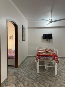 comedor con mesa y cama en Gîte Hôtel Ramla Louxor 2, en Luxor