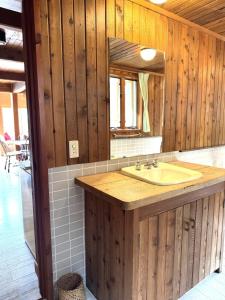 Cabin B vacation house rental Mt Fuji View 3 min lake Saiko 5min drive Lake Kawaguchi في فوجيكاواجوتشيكو: حمام مزود بحوض ومِرآة +37 صورة