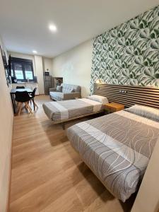 Postel nebo postele na pokoji v ubytování Apartamentos NICE CENTRAL BUILDING