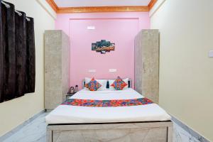 Ένα ή περισσότερα κρεβάτια σε δωμάτιο στο FabHotel Golden Inn I