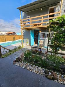 una casa con patio y piscina en Cabanas Tiny House, en Balneário Gaivotas