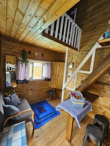 una sala de estar con una escalera en una cabaña de madera en Cabanas Tiny House, en Balneário Gaivotas