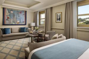 Una habitación de hotel con una cama y una sala de estar. en Tivoli Avenida Liberdade Lisboa – A Leading Hotel of the World, en Lisboa