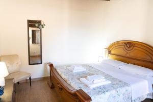ein Schlafzimmer mit einem Bett mit zwei Handtüchern darauf in der Unterkunft Appartamento in Centro Storico a Termini Imerese - Eden Holiday Home in Termini Imerese