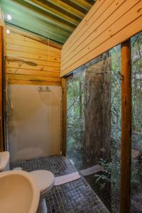Un baño de Quinta do Vale: Casa da Árvore - em meio à mata, cascata, lago, piscina, caiaque