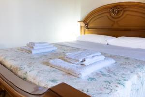ein Schlafzimmer mit einem Bett mit Handtüchern darauf in der Unterkunft Appartamento in Centro Storico a Termini Imerese - Eden Holiday Home in Termini Imerese + 24 Fotos