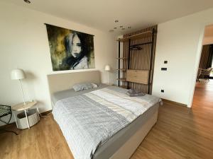 a bedroom with a bed and a painting on the wall at Ferienwohnung Zwischenzeit in Kranenburg +12 photos