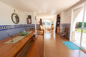 维罗维-德欧纳Catalunya Casas Beautiful villa just 25 km from the beach of Lloret de Mar的一个带桌子和沙发的大客厅