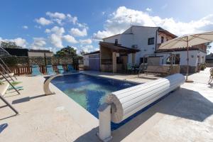 维罗维-德欧纳Catalunya Casas Beautiful villa just 25 km from the beach of Lloret de Mar的一座房子里一个带滑梯的游泳池