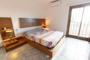 维罗维-德欧纳Catalunya Casas Beautiful villa just 25 km from the beach of Lloret de Mar的一间卧室，里面有一张床和一扇大窗户。 更多21张照片