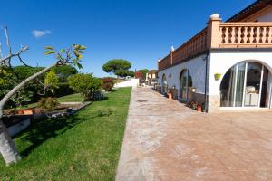 维罗维-德欧纳Catalunya Casas Beautiful villa just 25 km from the beach of Lloret de Mar的一条走道,毗邻一座带庭院的建筑