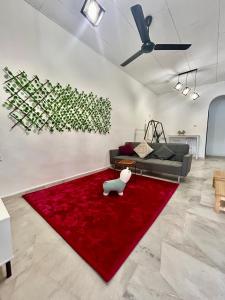 ein Wohnzimmer mit einem Sofa und einem roten Teppich in der Unterkunft Cozy39#6pax#netflix#jpnstyle#NearAlma#5kmtoIconCity#BM in Bukit Mertajam