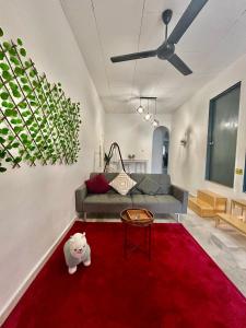 ein Wohnzimmer mit einem Sofa und einem roten Teppich in der Unterkunft Cozy39#6pax#netflix#jpnstyle#NearAlma#5kmtoIconCity#BM in Bukit Mertajam
