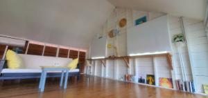 Habitación con cama, mesa y libros en Chalet over the Caribbean sea, en Istmito