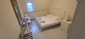 Ένα ή περισσότερα κρεβάτια σε δωμάτιο στο Schloss Burgscheidungen Gästehaus