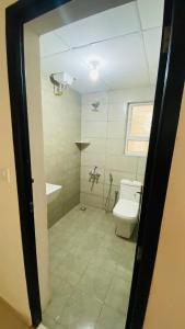 哥印拜陀Urban Stay - minimalist 2BHK near to Airport的带马桶、浴缸和水槽的浴室