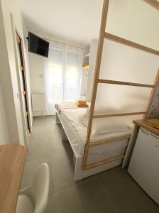 Una cama o camas en una habitación de Beatrice et Emmanuel Meublé Eiffel