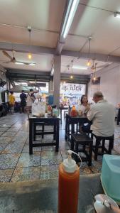 zwei Personen, die in einem Restaurant an Tischen sitzen in der Unterkunft Foodie heaven in Thonhuri