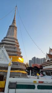 Eine große Pagode in einer Stadt mit Gebäuden im Hintergrund in der Unterkunft Foodie heaven in Thonhuri