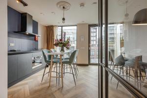 O bucătărie sau chicinetă la Bens The Highdocks