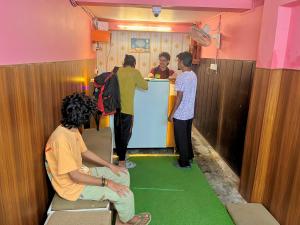 un grupo de personas de pie alrededor de un mostrador en una habitación en Hostel Cozy Bedz, en Rishīkesh