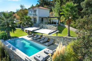 Bazén v ubytování Kefi Luxury Villas nebo v jeho okolí