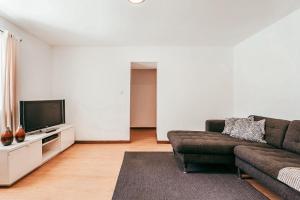 ein Wohnzimmer mit Couch und Flachbildfernseher in der Unterkunft Alentejo Poolside By Gt House in São Domingos de Ana Loura + 33 Fotos