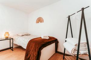 ein Schlafzimmer mit einem Bett und einem Stuhl in der Unterkunft Alentejo Poolside By Gt House in São Domingos de Ana Loura