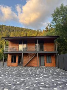 Una casa de ladrillo con un balcón delante de ella en Садиба-Сойми, en Mizhhirya